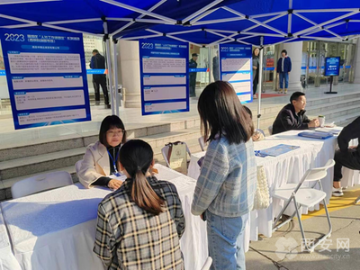 雁塔區(qū)人社局舉辦“人社工作進(jìn)園區(qū)”暨公共就業(yè)創(chuàng)業(yè)服務(wù)驛站授牌儀式， 推動(dòng)公共就業(yè)服務(wù)深入一線